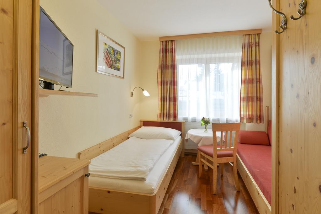 Haus Wallis Hotel Lech am Arlberg Room photo